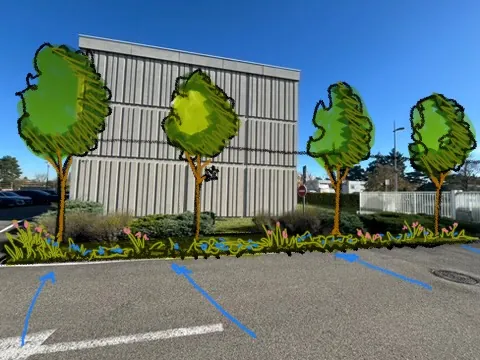 Quatre arbres et une noue continue le long de la façade nord, sur le cheminement des piétons.